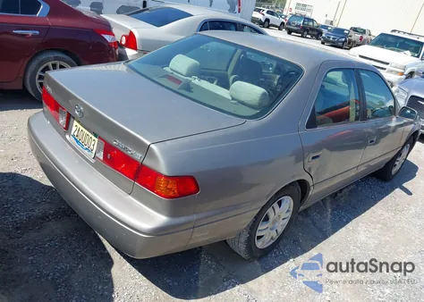 2001 Toyota Camry Ce/Le/Xle z USA, uszkodzony, nr VIN 4T1BG22K81U115787